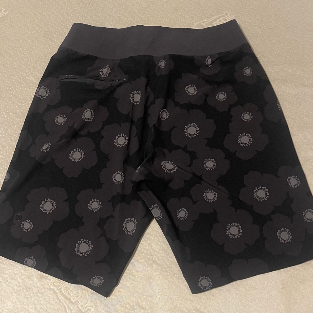 Lululemon mens gray black floral swim trunks - Picture 3 of 10